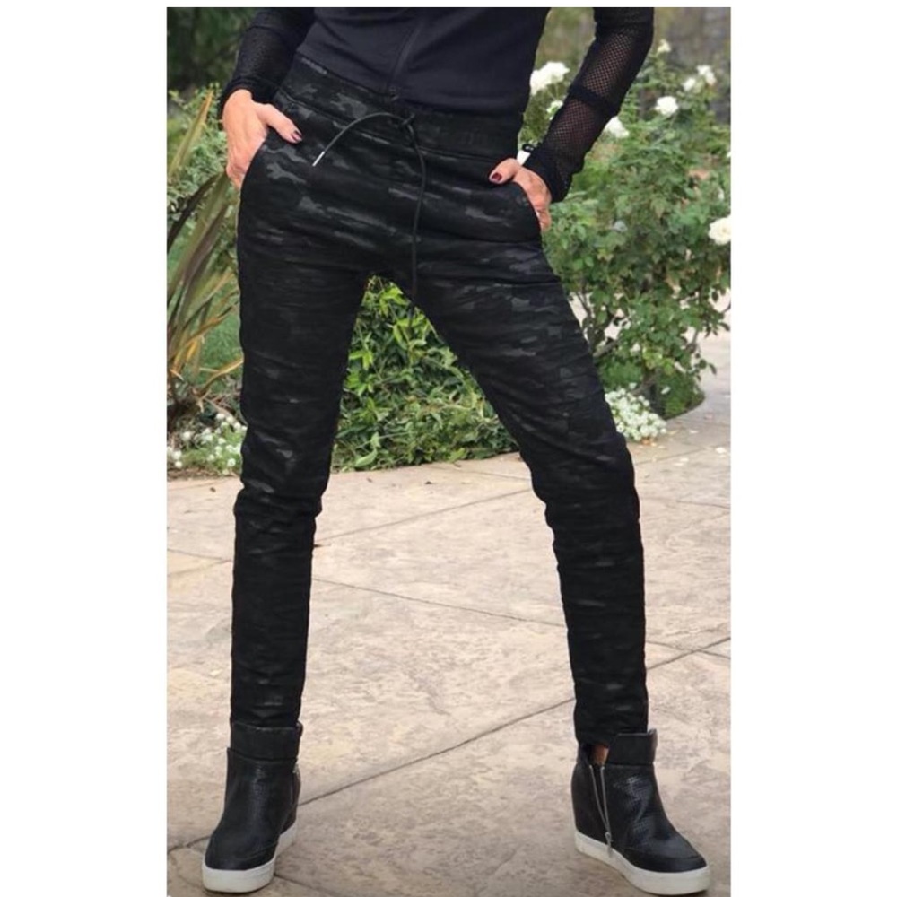 Bevy Flog Shely Camo Jogger Pants in Black